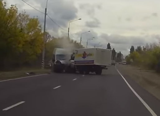 В Брянске сняли на видео смертельный маневр грузовика