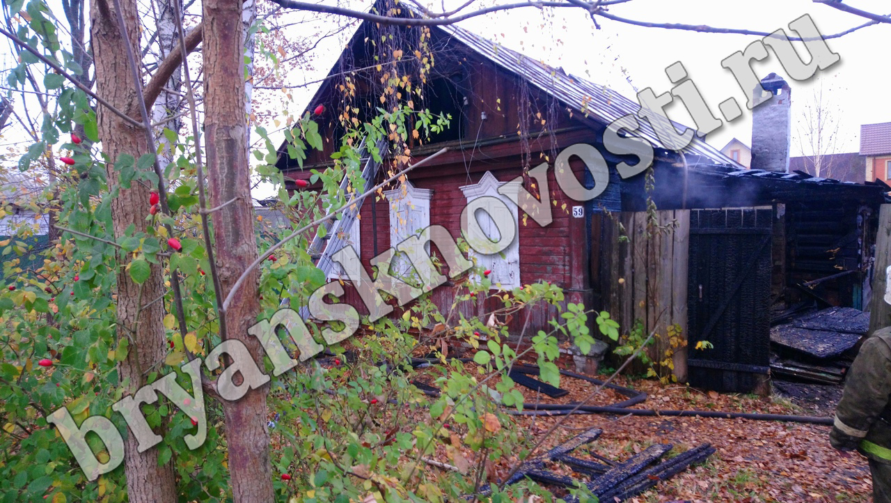 В Новозыбкове загорелся пустующий дом