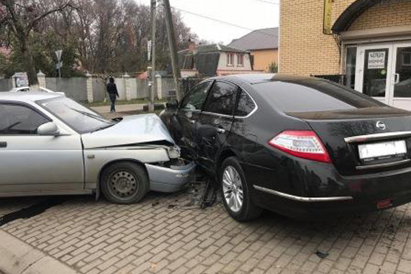 В Брянске автомобиль без водителя попал в ДТП: есть пострадавшая