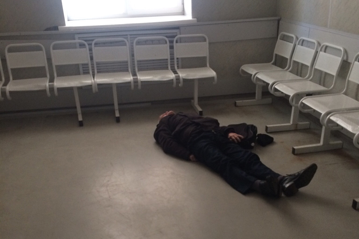 Брянские медики прокомментировали ситуацию с лежащим на полу в приемном покое человеком