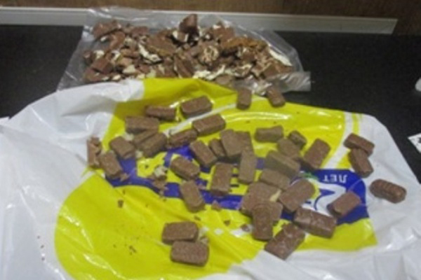 Заключенному брянской колонии прислали конфеты со странной начинкой