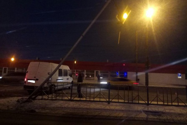 В Брянске микроавтобус врезался в светофор: пассажирка повредила позвоночник