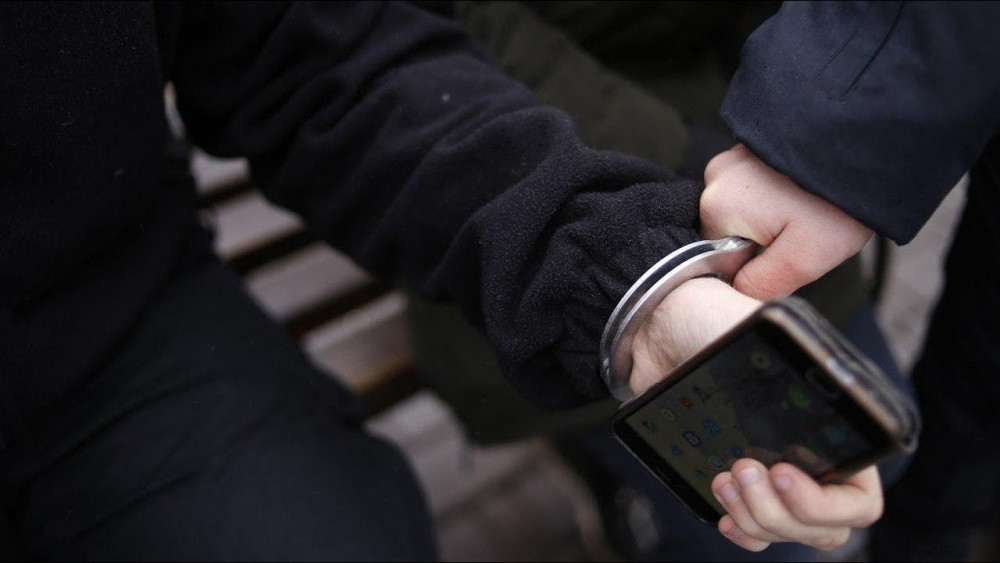 В Брянске подросток украл телефон у уснувшего на улице мужчины