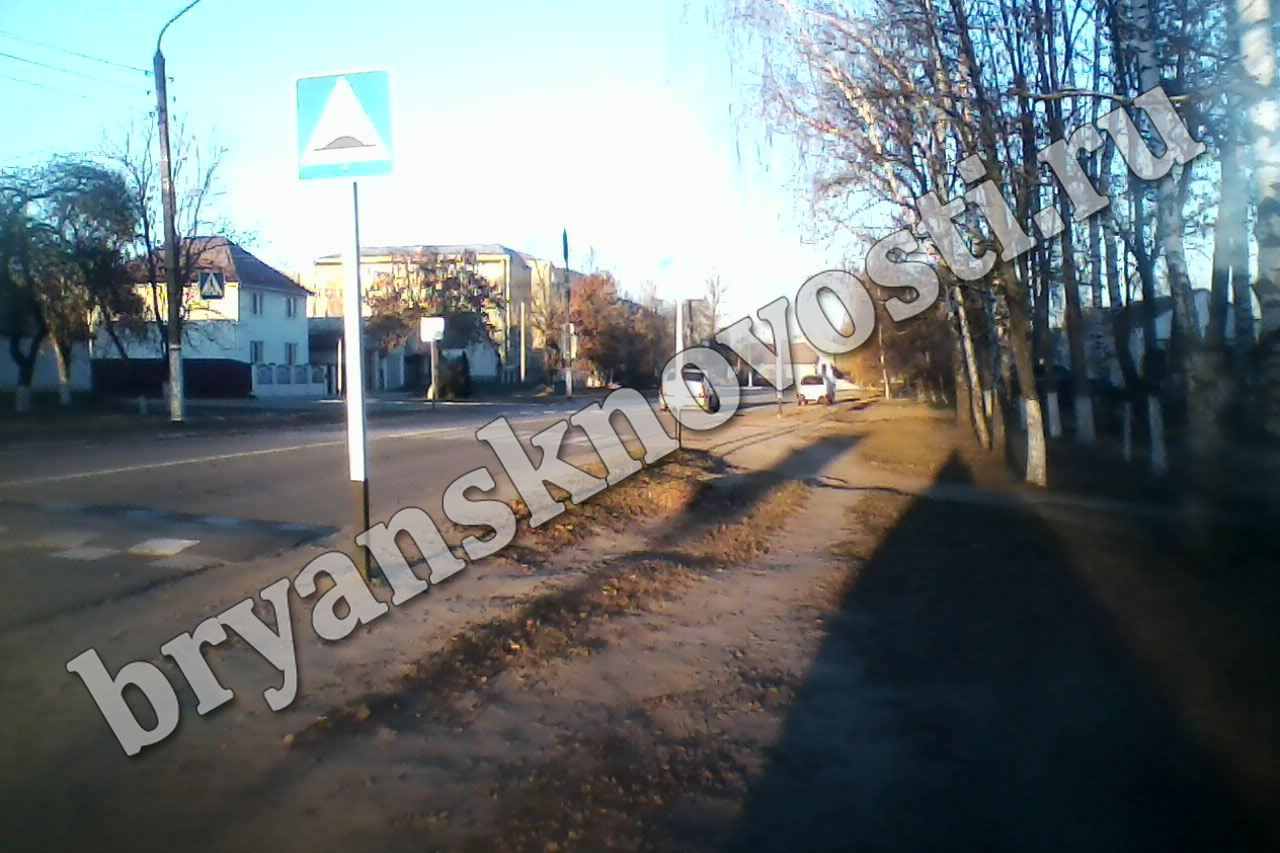 В Новозыбкове водители объезжают «лежачих полицейских» по обочинам и тротуарам