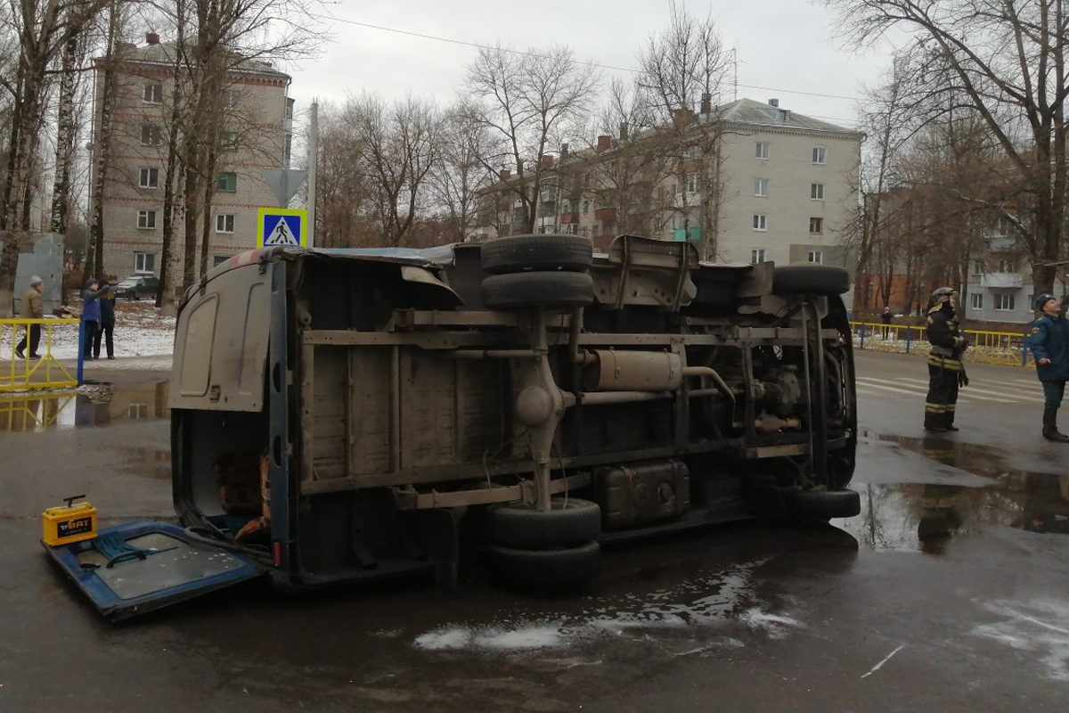 В сети появилось видео сегодняшней аварии в Брянске: перевернулась маршрутка, ранены двое
