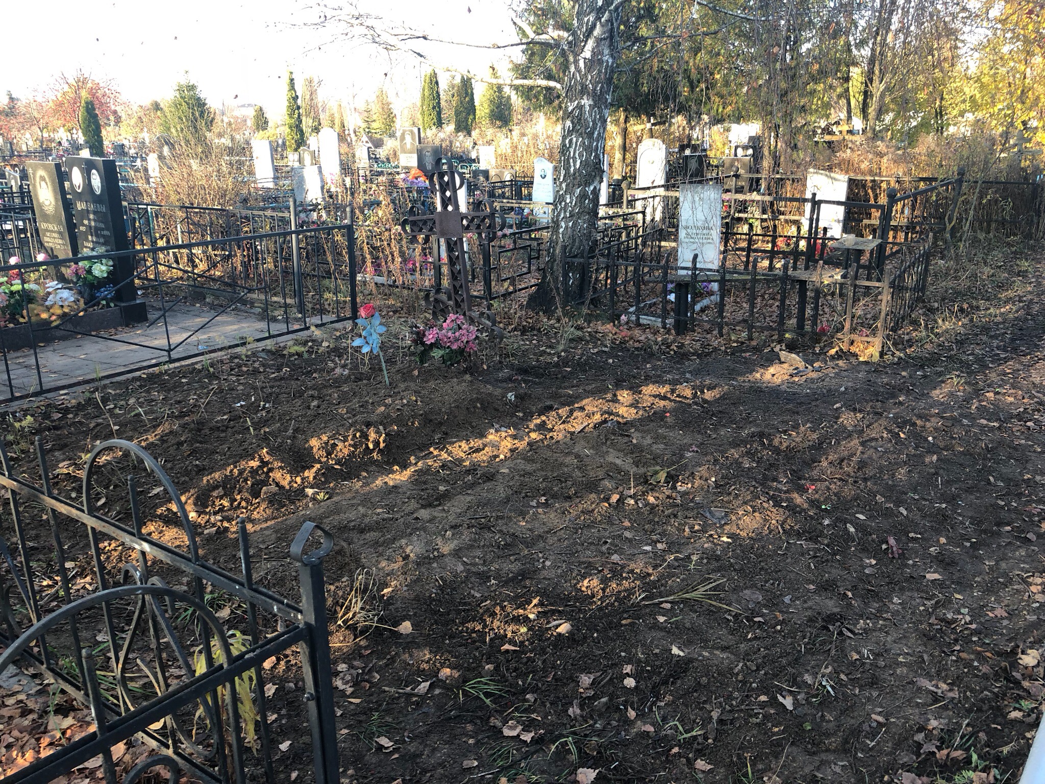 На брянском кладбище оперативно ликвидировали свалку, выросшую прямо на могиле