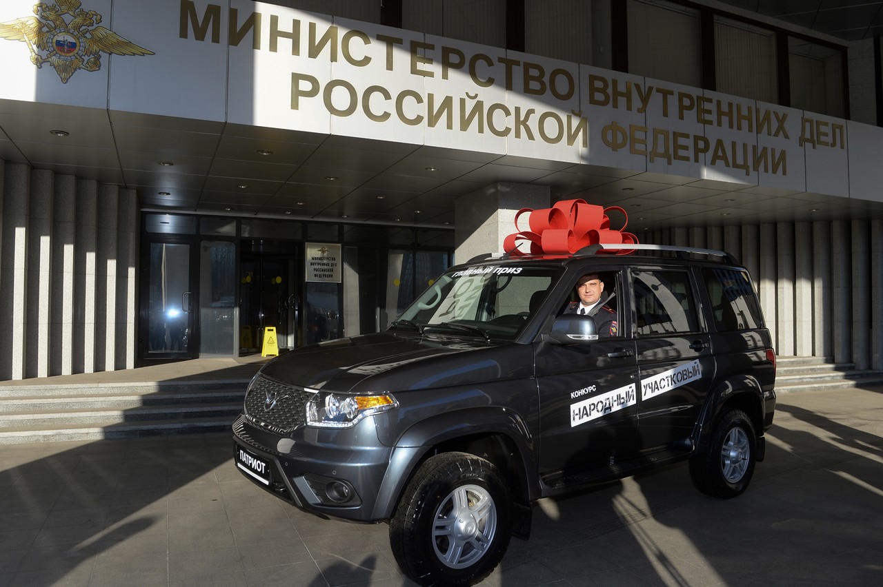 Полицейский из Севска Сергей Кузюков стал лучшим участковым страны и получил в подарок автомобиль