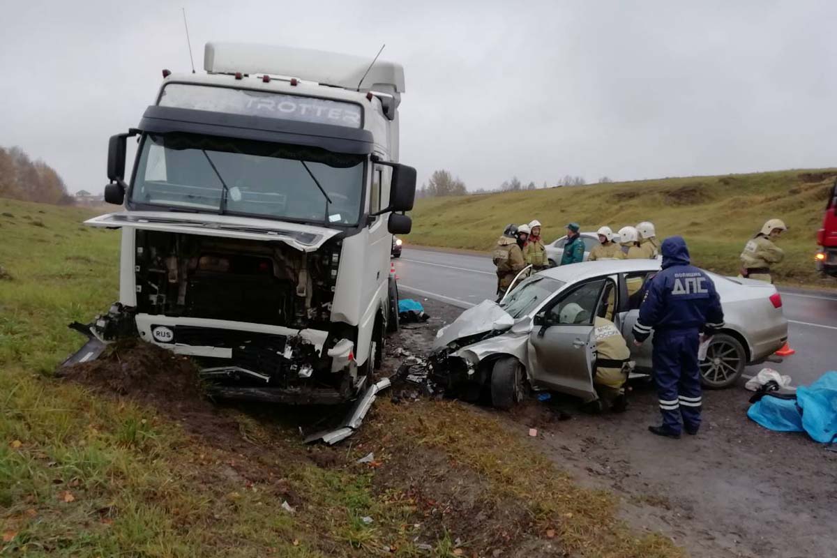 Заснувший водитель влетел в два грузовика в Брянском районе