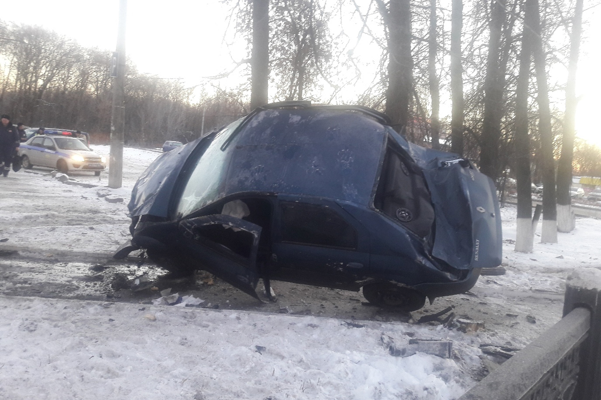 В ГИБДД по городу Брянску прокомментировали инцидент с повисшей на дереве иномаркой