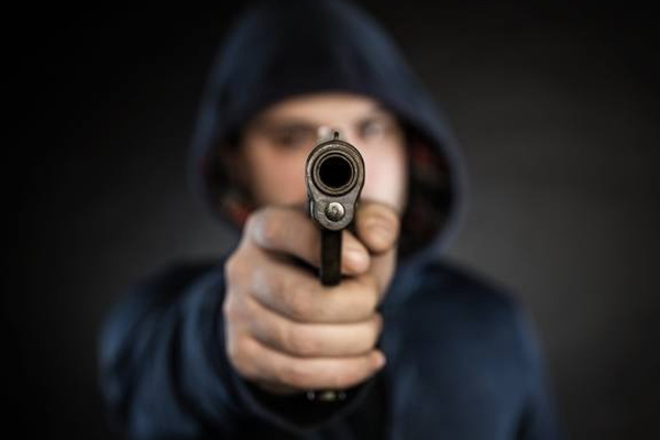 В Брянске иностранец с пистолетом напал на 19-летнего парня