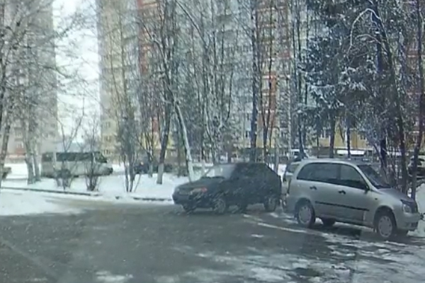 В Брянске автомобилист зацепил чужую машину и скрылся, но попал в объектив регистратора