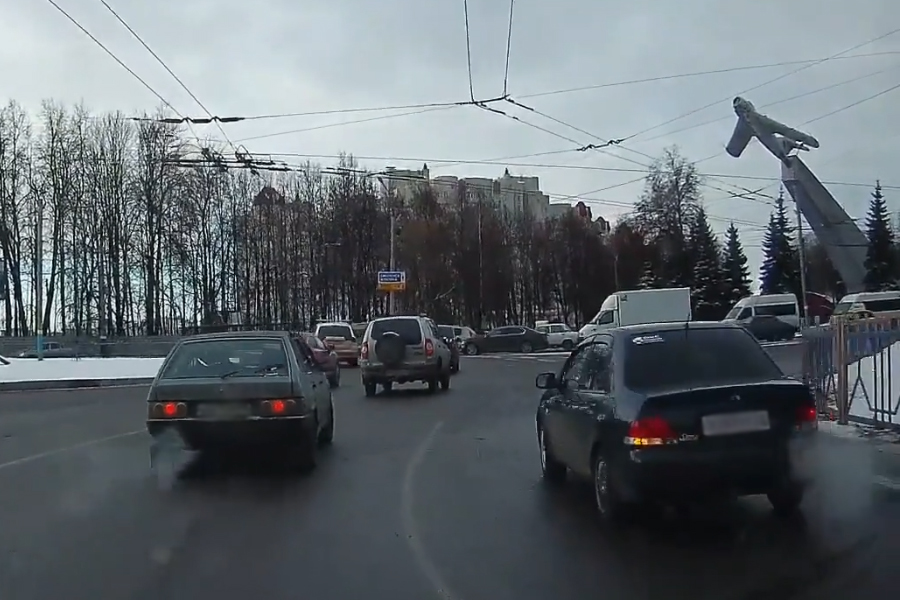 В Брянске сняли на видео опасный занос легковушки на кольце