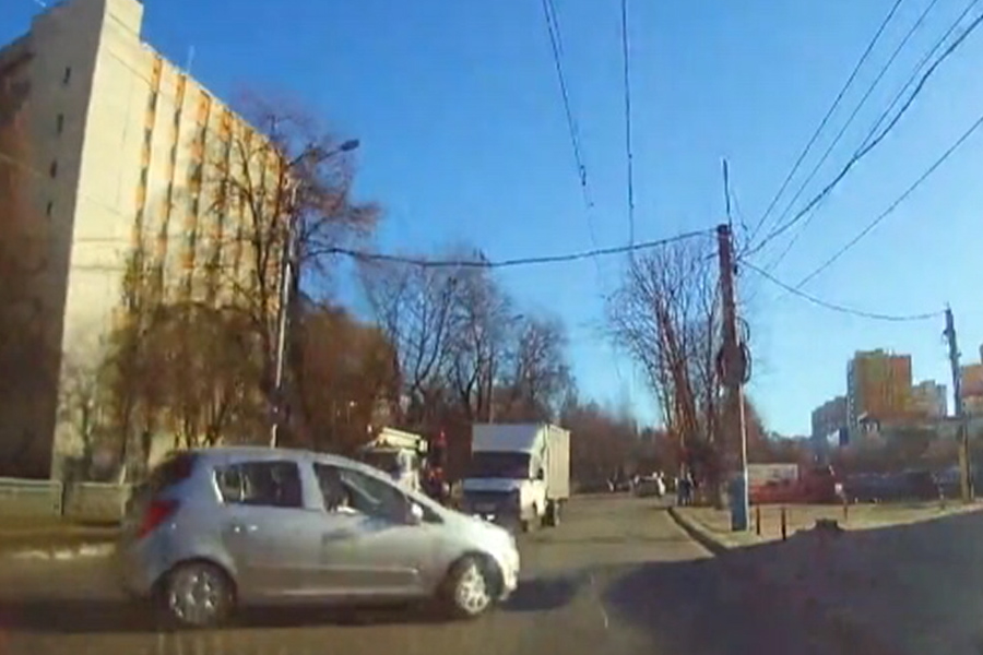 В Брянске сняли на видео лихой маневр автоледи-камикадзе