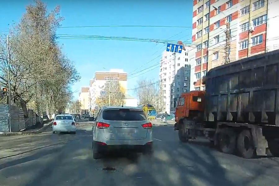 В Брянске сняли на видео странный маневр болтающей по телефону автоледи