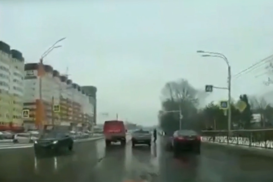 В Брянске сняли на видео чудесное спасение пешехода на зебре