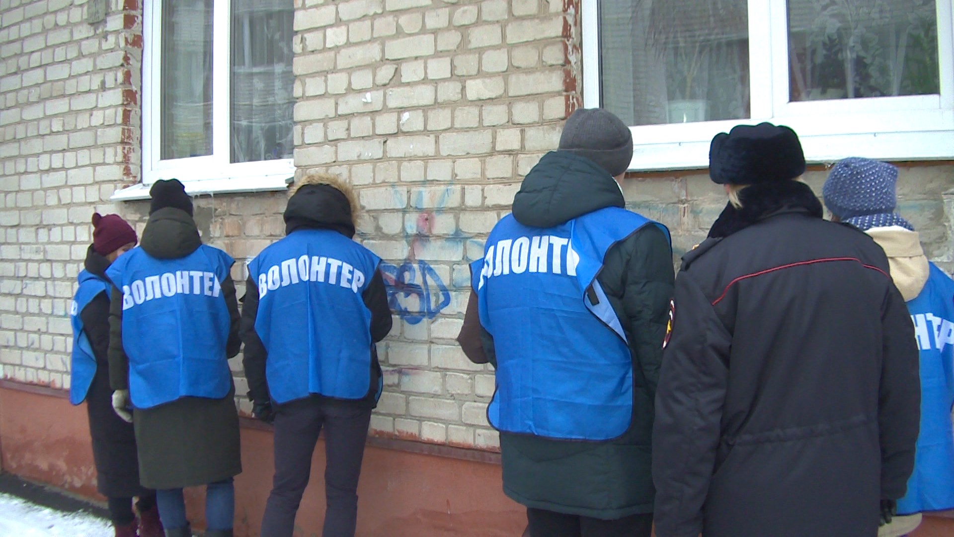 В Брянске волонтеры помогают убирать с городских улиц рекламу наркотиков