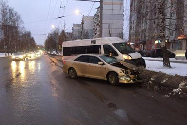 В Брянске в ДТП с маршруткой пострадали четыре пассажира