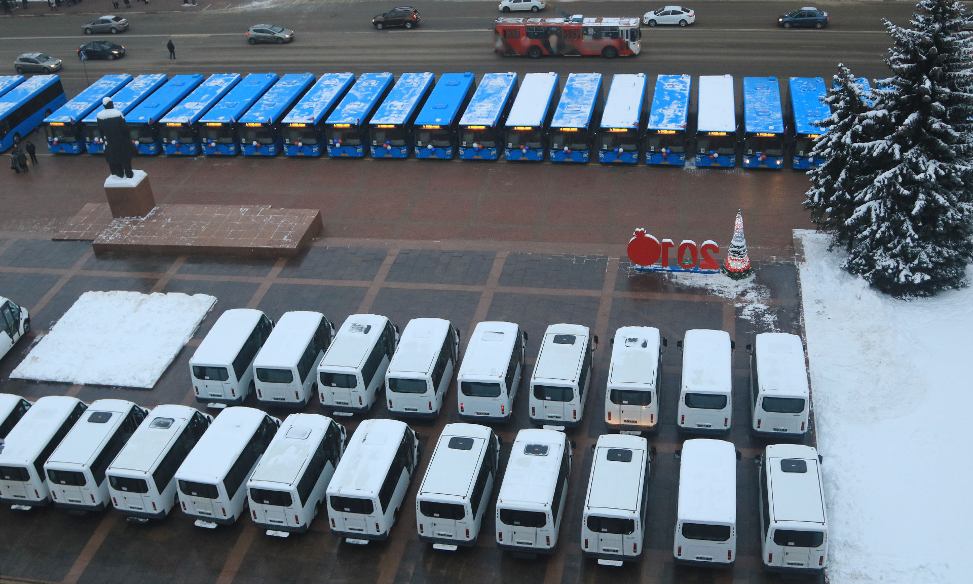 В Брянске в преддверии Нового года транспортникам вручили 114 новеньких автобусов