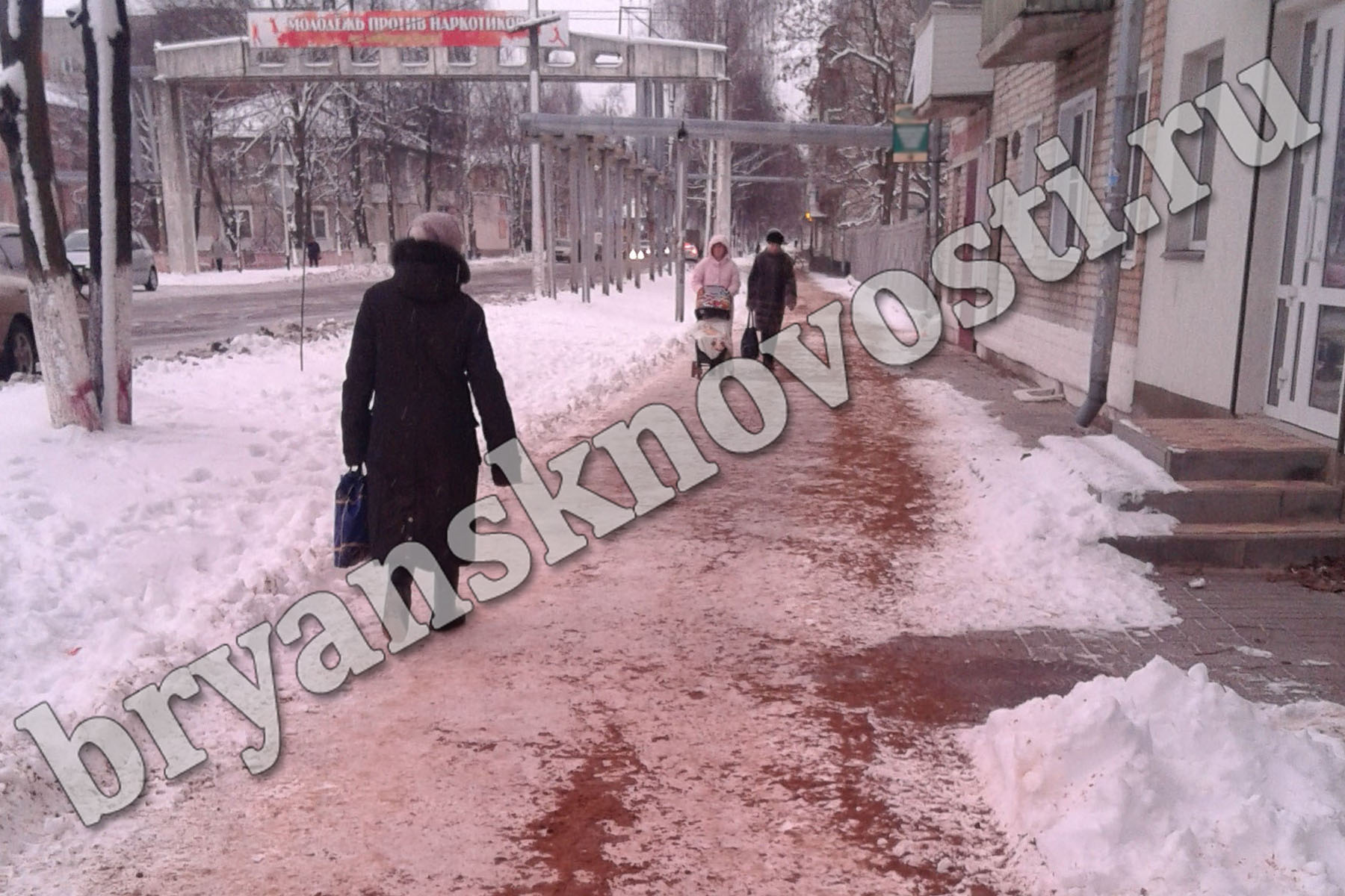 В Новозыбкове горожане жалуются на скользкие тротуары
