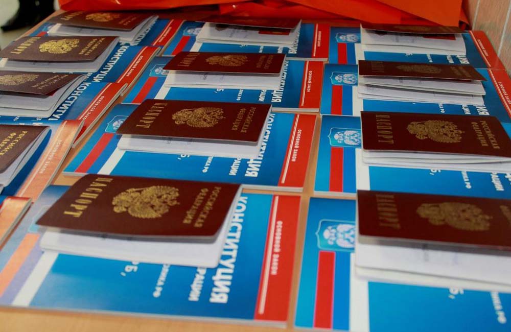 В юбилейный День Конституции в Новозыбкове торжественно вручат паспорта юным горожанам