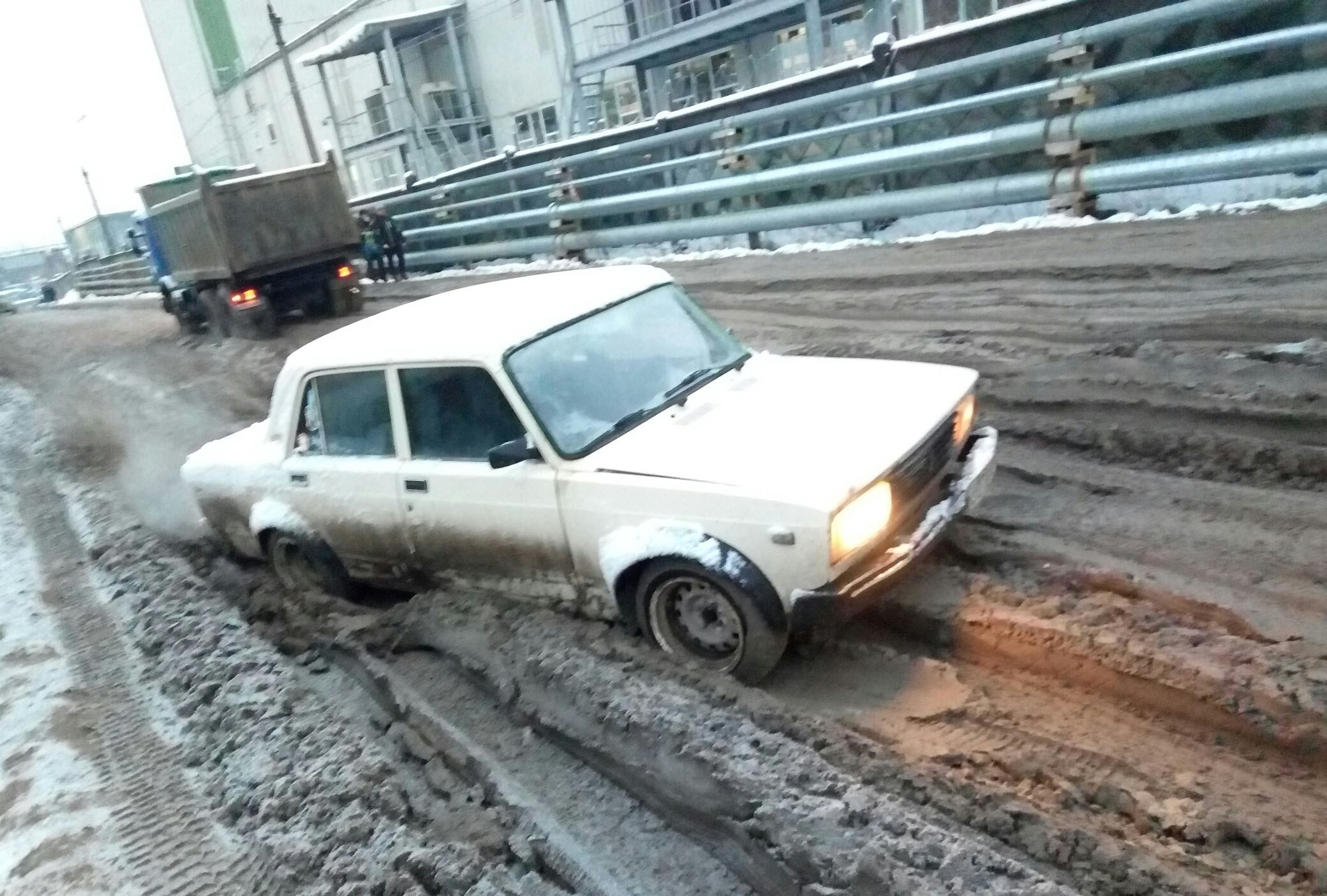 В Брянске по дороге к МРЭО «тонут» машины