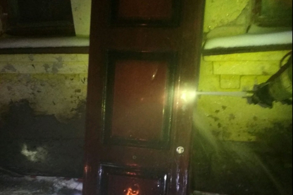 Входная дверь загорелась в многоэтажке Брянска