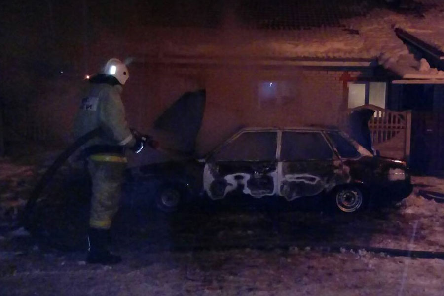 В Брянске за одну ночь сгорели две легковушки