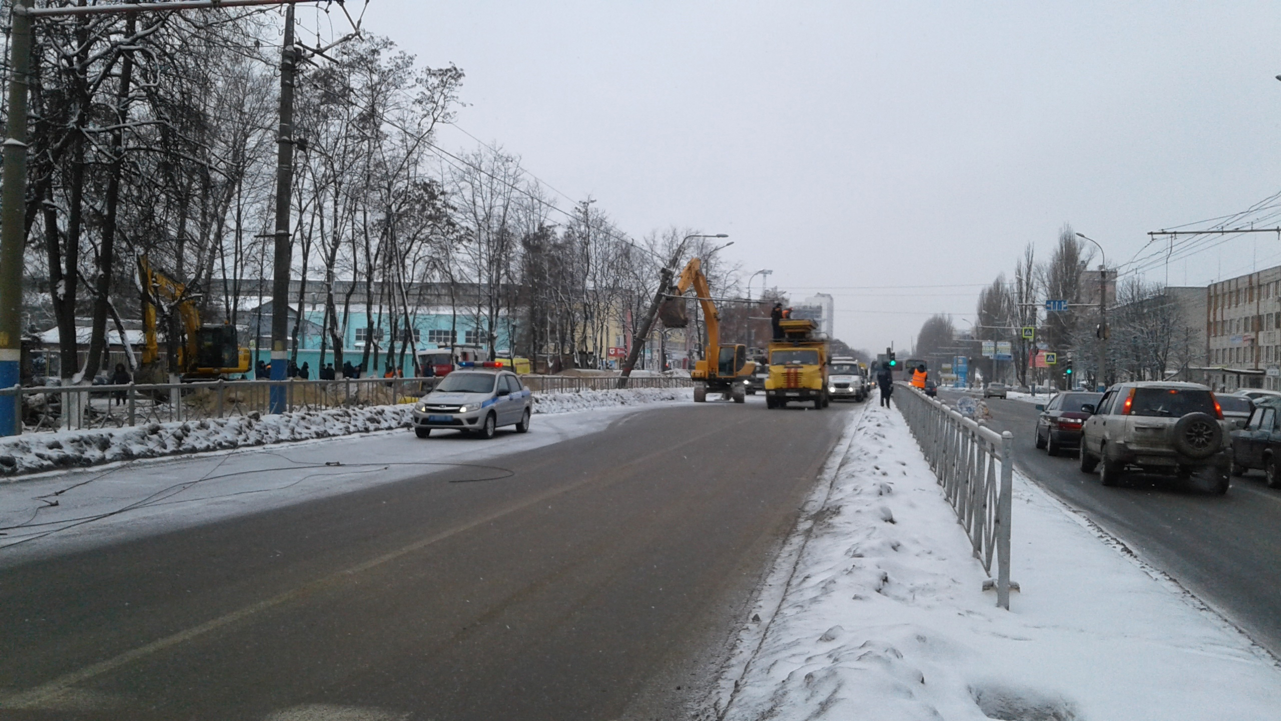 Соцсети: в Брянске на проспекте Московском рухнувшая электроопора придавила рабочего