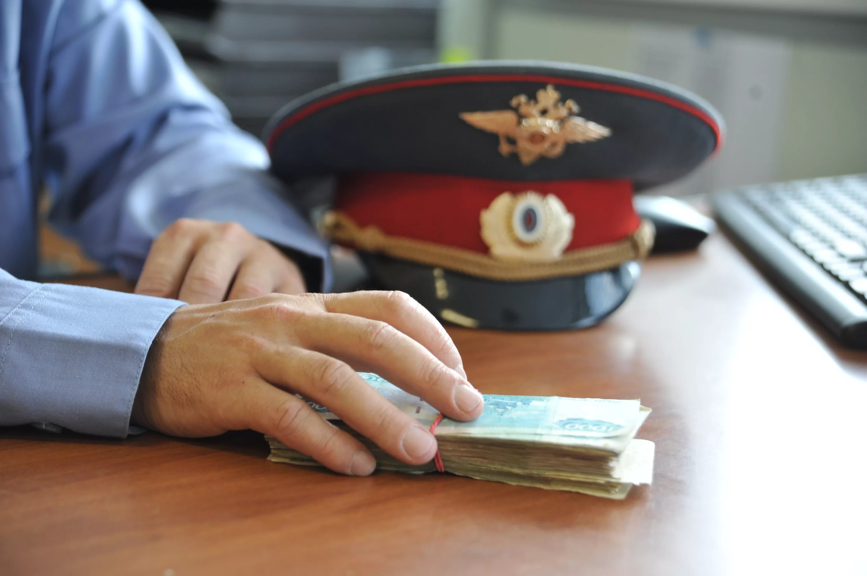 В Брянске полицейского подозревают в получении двухмиллионной взятки