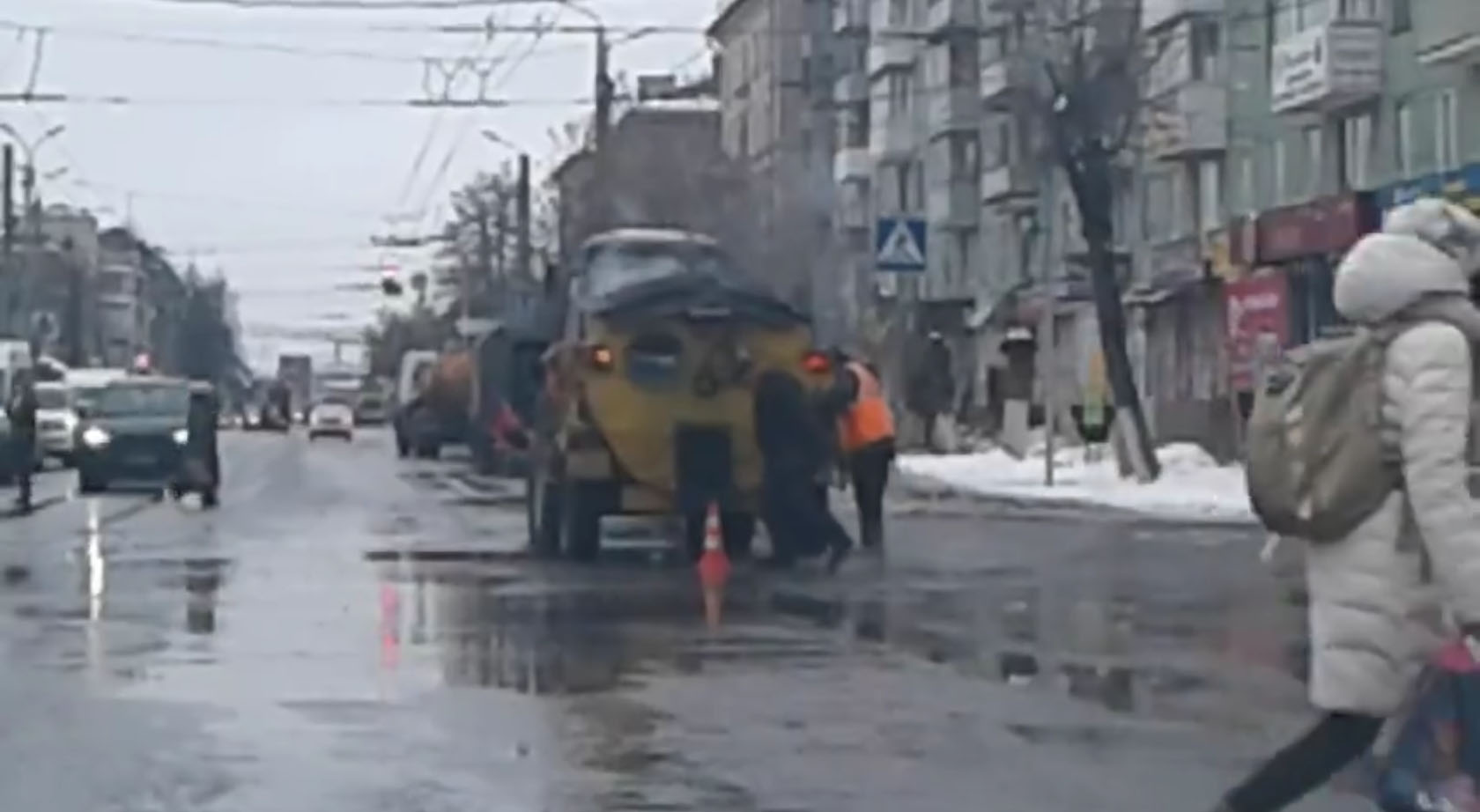 В лужу сыпанули, лопатой похлопали: брянцы обсуждают ремонт городских дорог