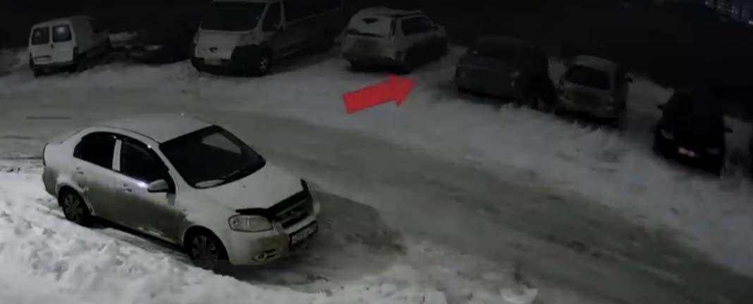 В Брянске сняли на видео воров, снимающих колеса у машин по ночам