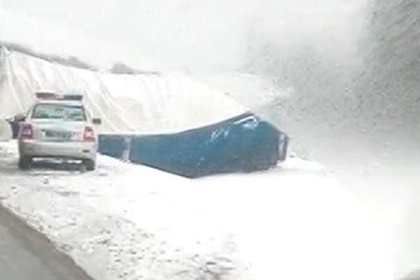 В Брянской области сняли на видео съехавшую с дороги фуру