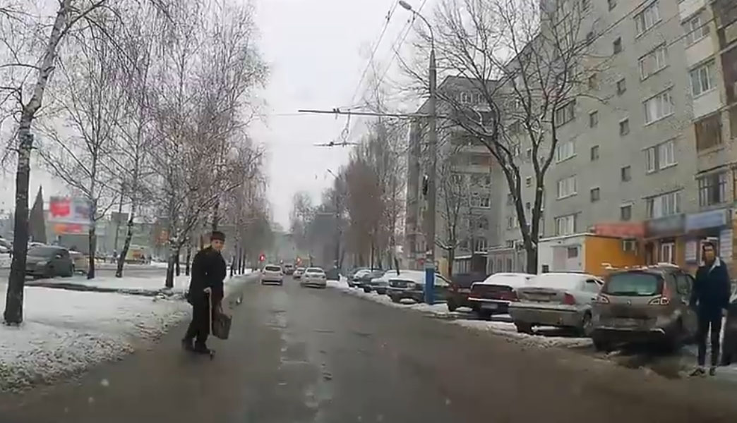 В Брянске сняли на видео «бессмертных пешеходов»