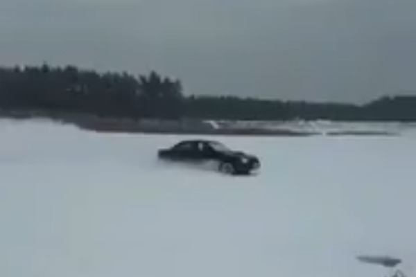 В сети появилось видео ушедшей под лед иномарки