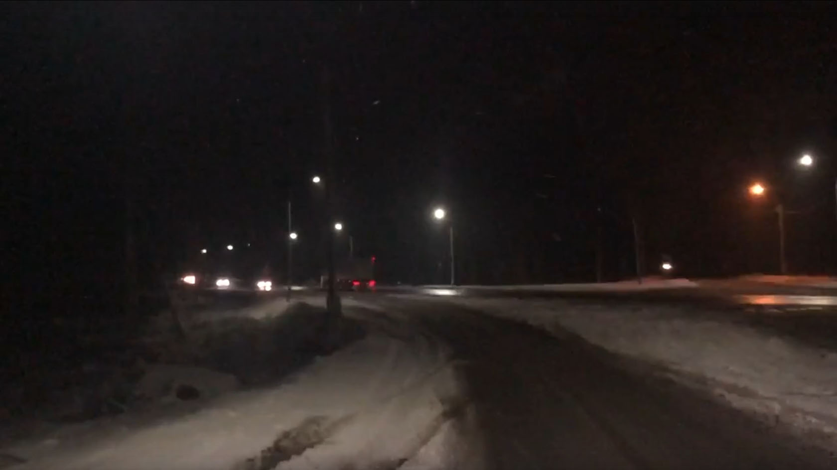 В Брянске сняли на видео неожиданную «опцию» уличных фонарей