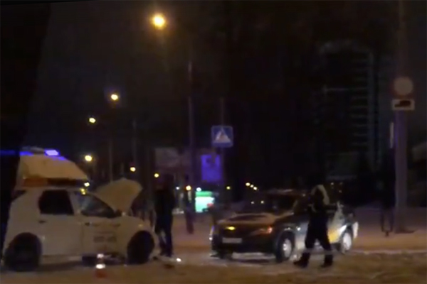В Брянске сняли на видео столкновение двух таксистов: пострадала пассажирка