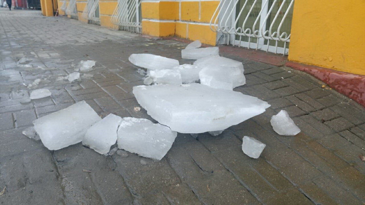 Житель Брянской области не выжил после падения на него глыбы льда в центре Москвы