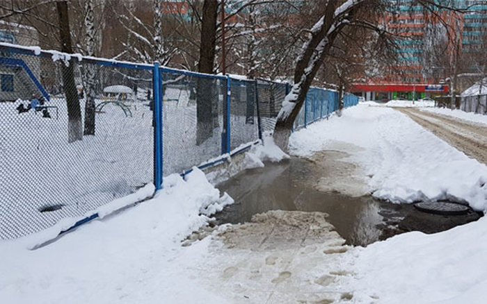 В Брянске у детского сада прорвало канализацию