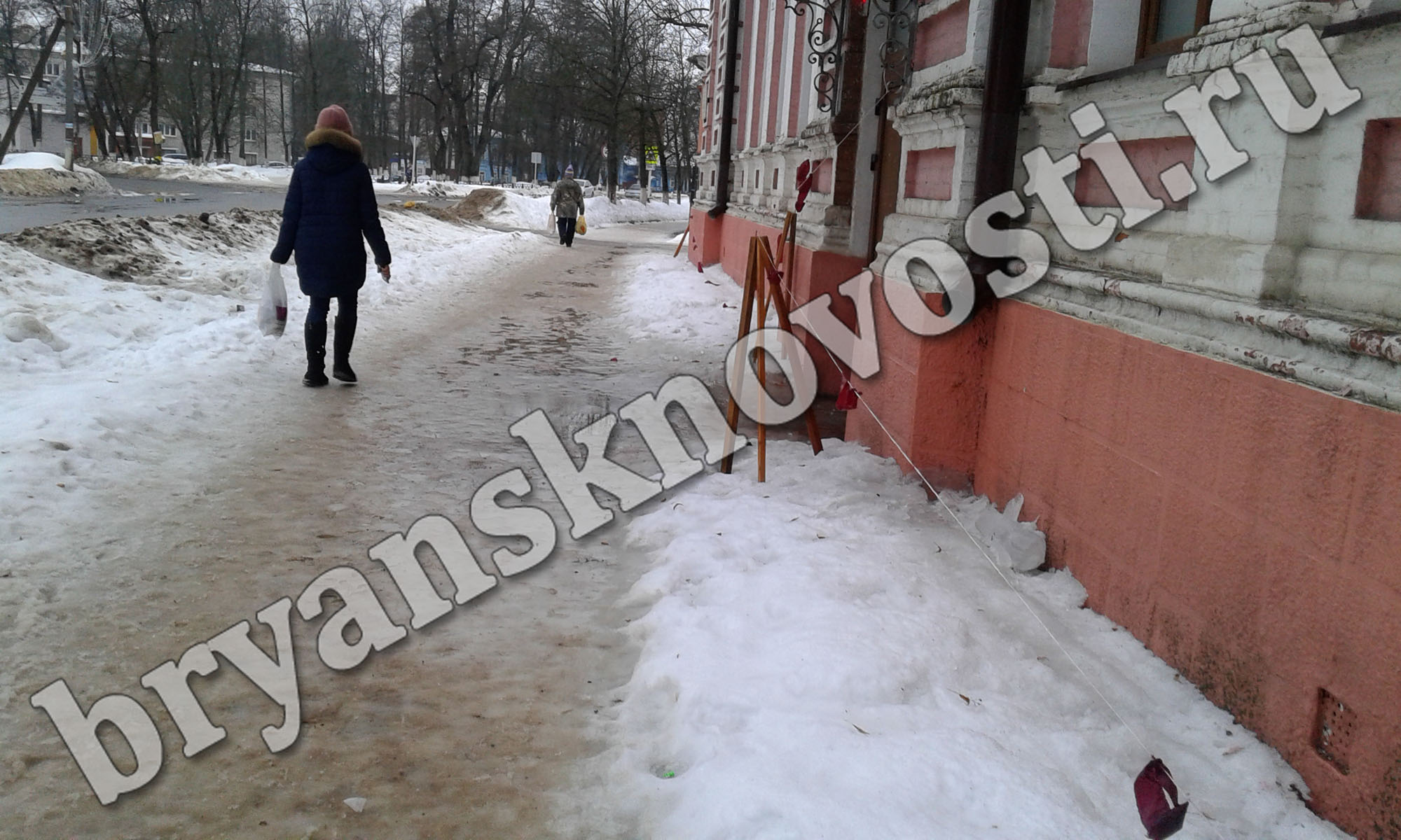 В Новозыбкове с оттепелью «потекли» тротуары и дороги