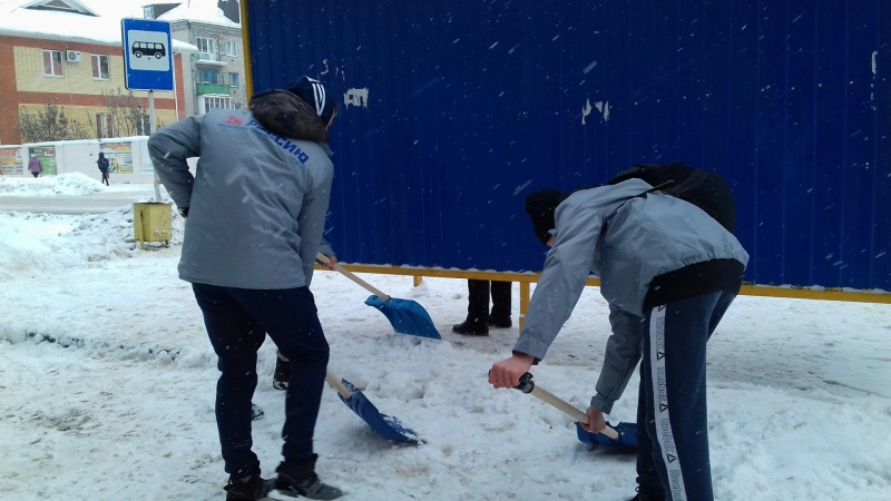 В Новозыбкове активисты вышли на уборку снега с городских улиц