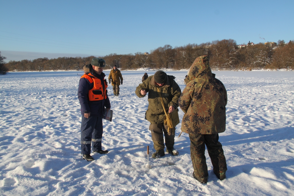 Брянские спасатели замеряют лед на реках
