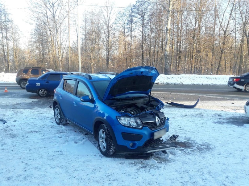 В Брянске «десятка» вытолкнула с дороги Renault: ранены три женщины