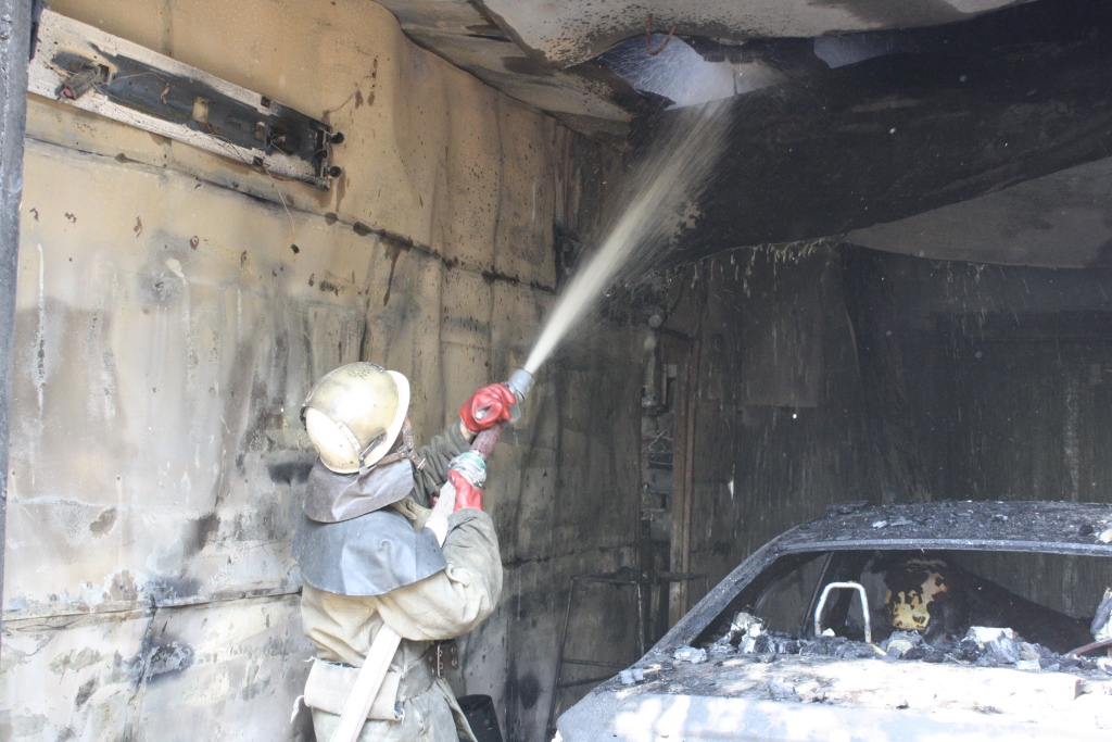 В Брянске потушили пожар в гараже