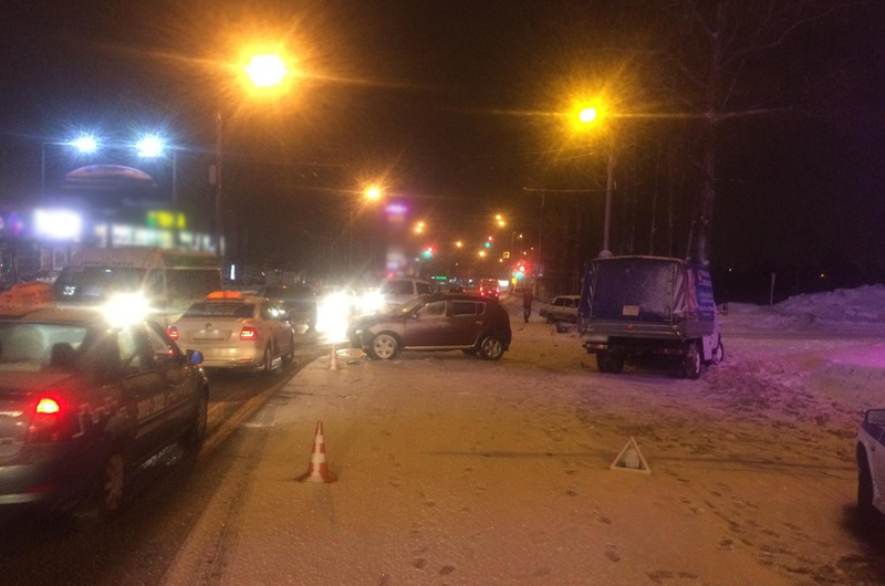 В Брянске женщина за рулем попала в двойную аварию