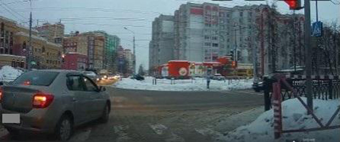 В Брянске водитель заплатит тысячу рублей за минутную остановку на зебре
