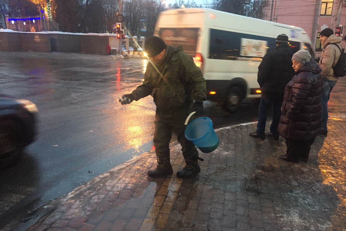 В Брянске на борьбу с гололедицей брошены 20 человек