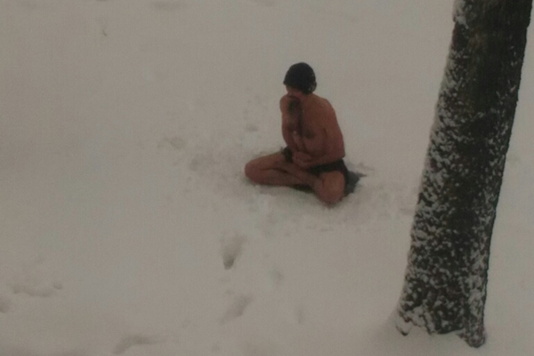 Брянцы обсуждают в сети медитирующего на снегу мужчину