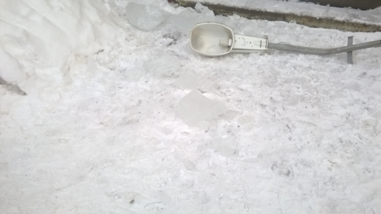 В Брянске ледяная глыба, сорвавшаяся с крыши, разбила уличный фонарь