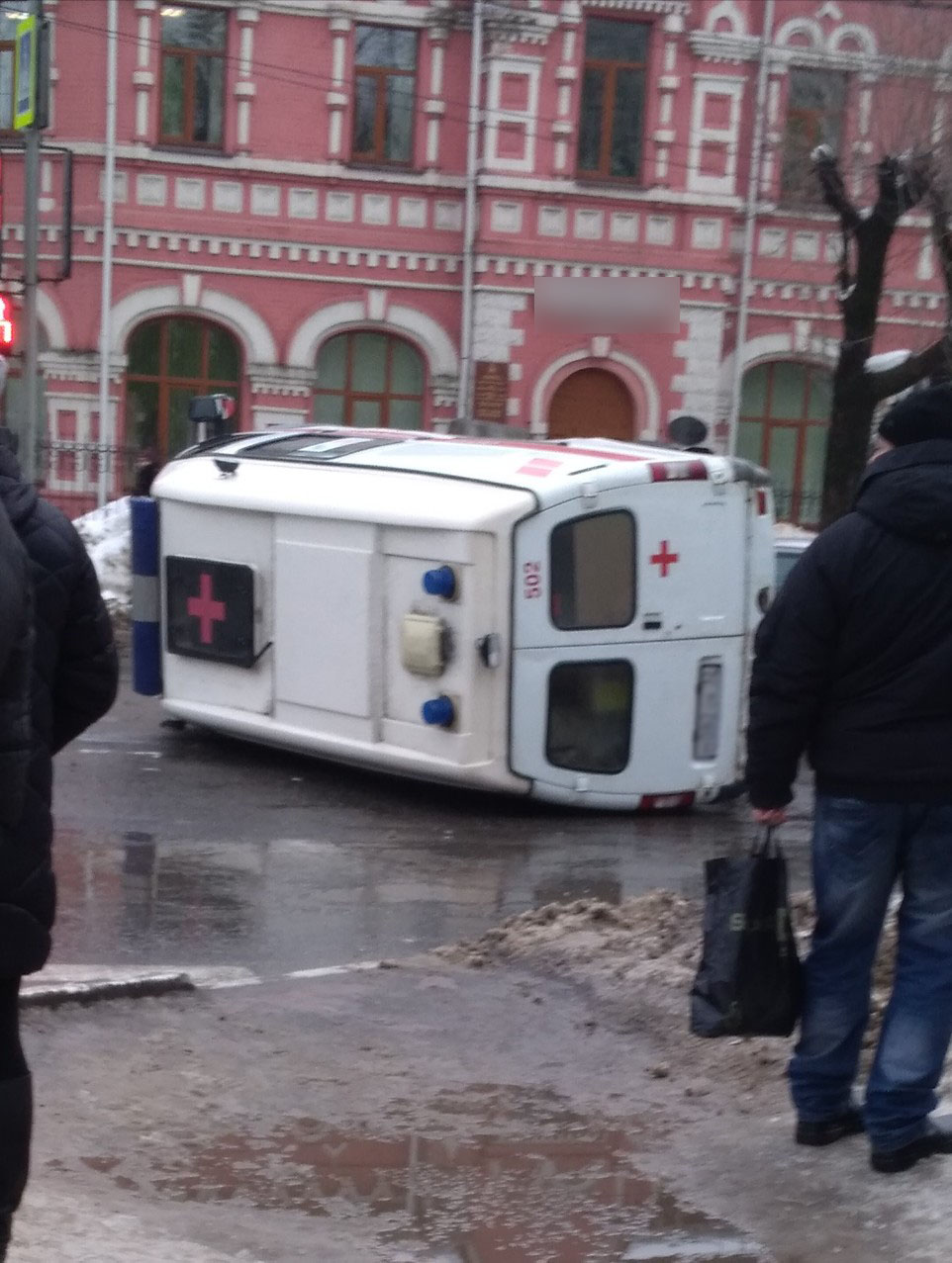 В Брянске скорая врезалась в легковушку и перевернулась