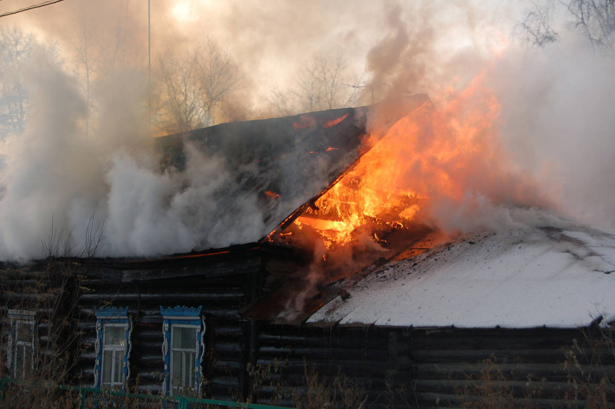 В Почепском районе выясняют причины пожара в частном доме